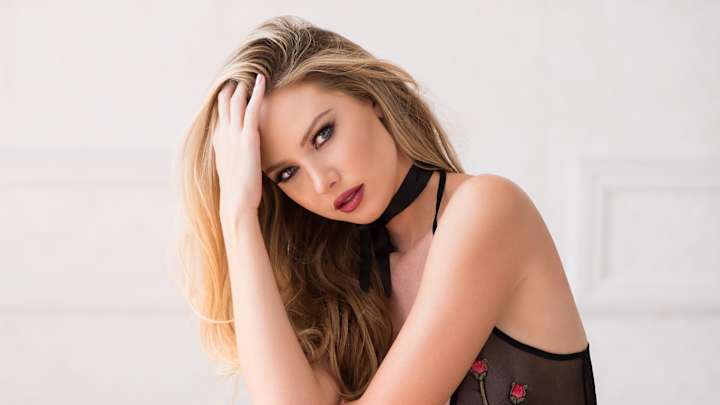 Thursday's A.M. Hot Clicks: Tiffany Toth; World's Biggest David Beckham Fan is Scary