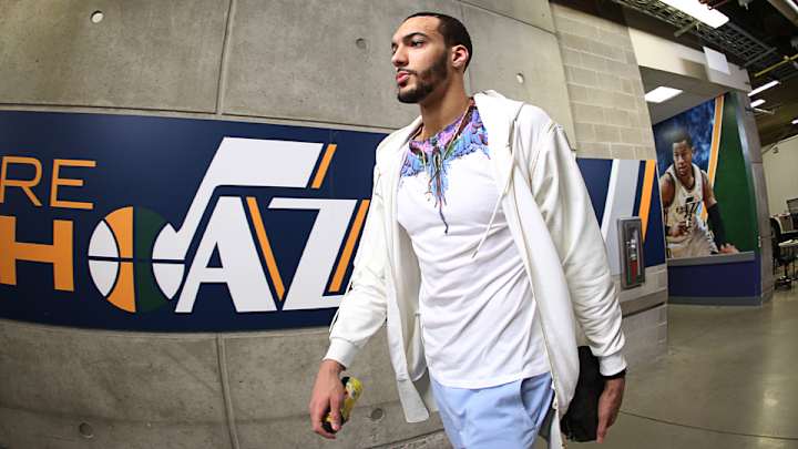 Rudy Gobert plays Pokémon GO courtside at a Summer League game