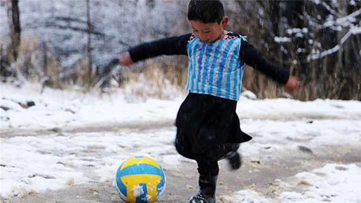 Young fan with plastic bag jersey to reportedly meet Lionel Messi