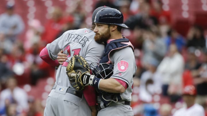 Lucroy homer leads Brewers over Reds 5-4 for 4-game split