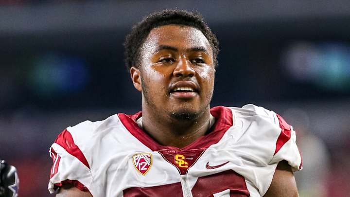 Video: USC’s Chuma Edoga ejected for shoving official