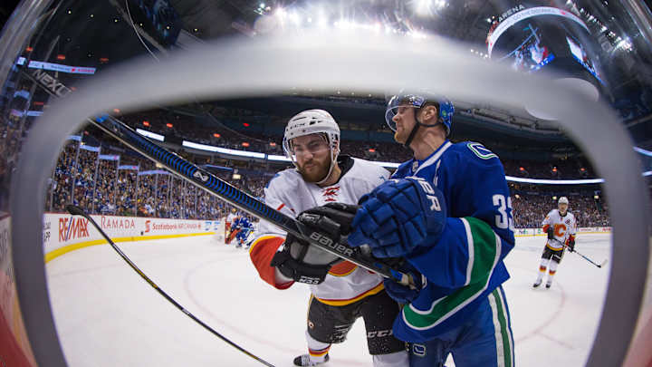 Canucks sticking with 4 lines in playoffs