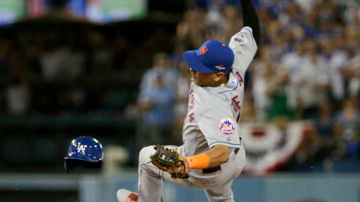 Chase Utley agrees to stay with Los Angeles Dodgers