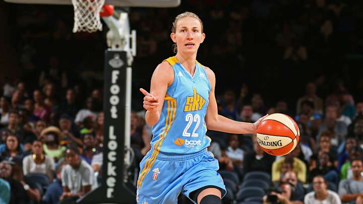 Vandersloot sparks Chicago Sky rout of Liberty 82-60