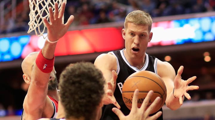 Video: Nets' Mason Plumlee spills beer all over courtside fans
