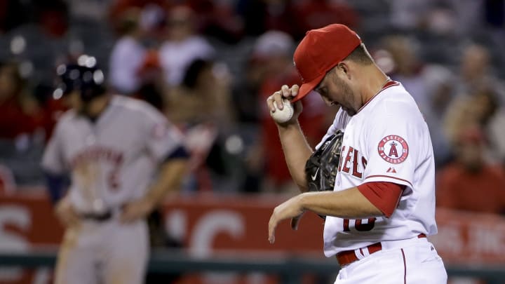 Astros rally with 3 runs in 9th to beat Angels 3-2