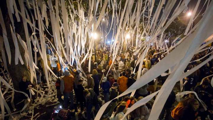 Groom’s cake perfectly recreates Auburn’s Toomer’s Corner