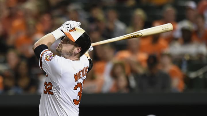 Wieters accepts Orioles' qualifying offer to return in '16