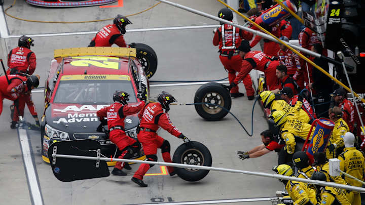 Gordon wins Martinsville to earn spot in championship finale