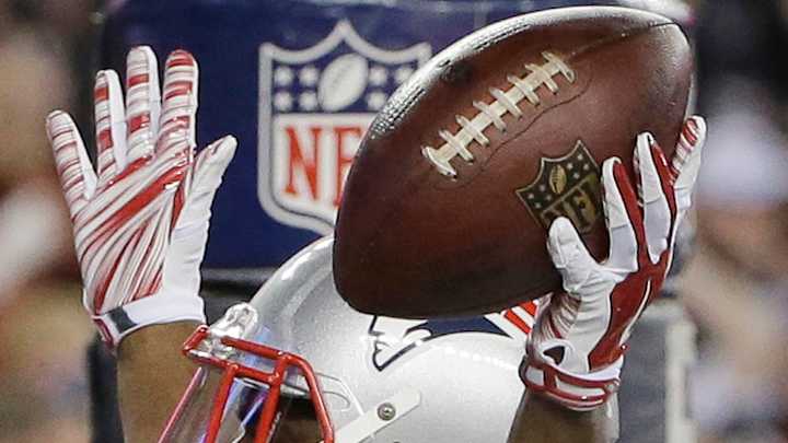 Patriots RB Dion Lewis jukes his way into big play