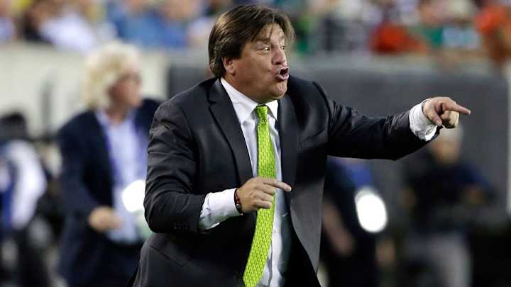 Report: Mexico manager Miguel Herrera punches reporter