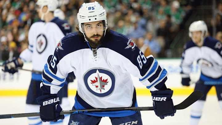 Winnipeg Jets F Mathieu Perreault leaves game against Chicago after hit