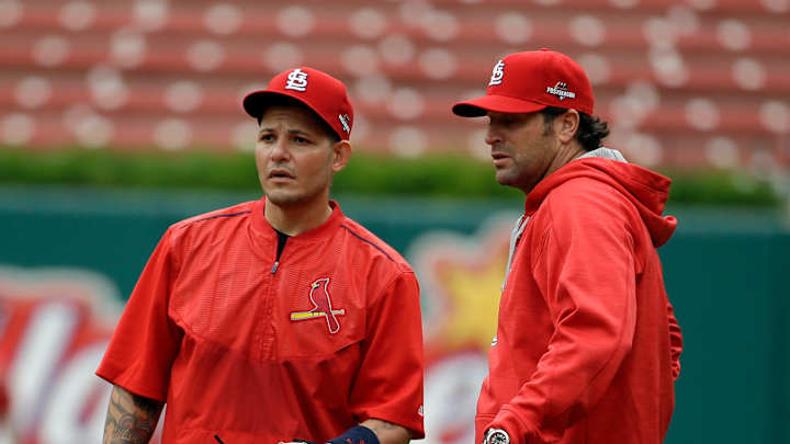 Molina on Cardinals roster, will play wearing splint