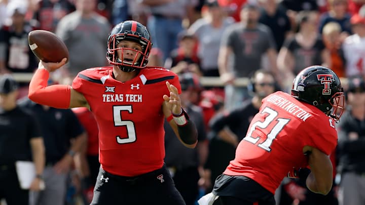 Texas Tech's QB Mahomes day-to-day with left knee injury