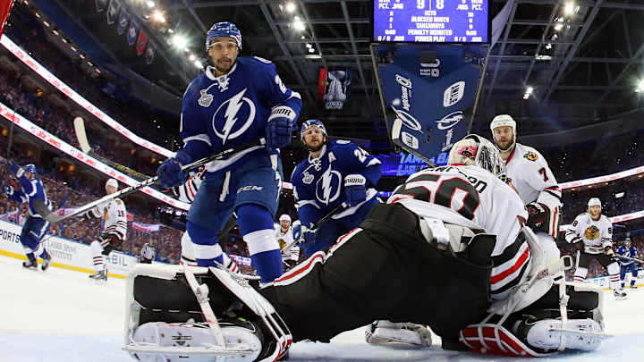 Tampa Bay uses 2 goalies, beats Chicago 4-3 to even Final