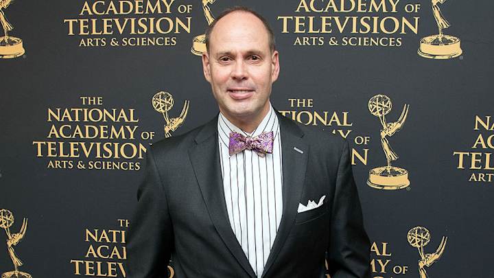 Ernie Johnson gave his Sports Emmy to Stuart Scott's daughters