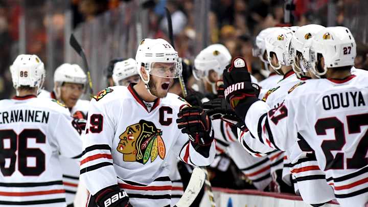 Blackhawks' Jonathan Toews scores two late goals to force overtime