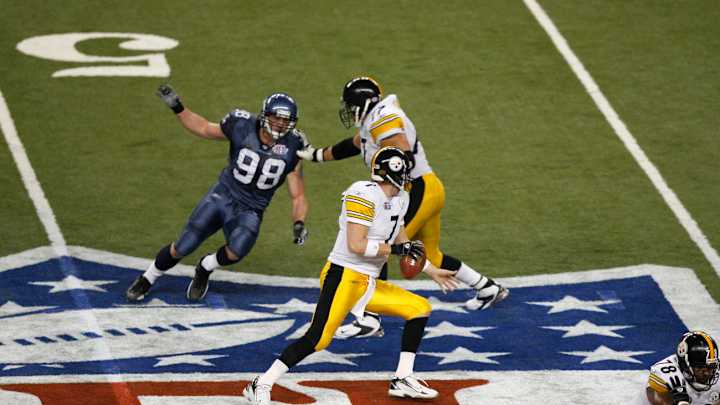 Roethlisberger evades the rush