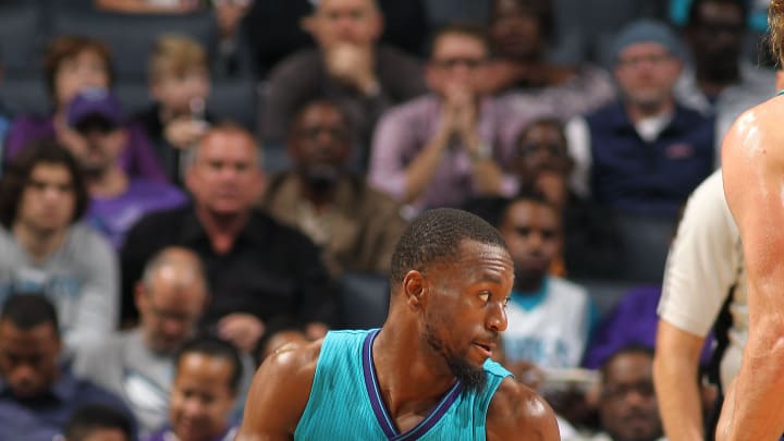 Walker scores 22, Hornets hold off Bucks