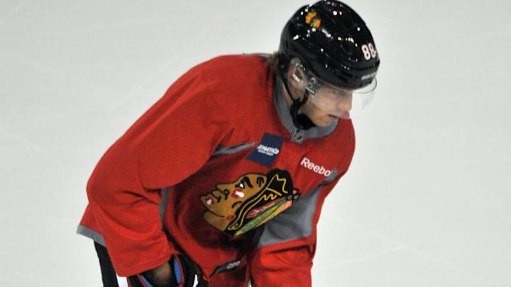 Kane gets warm reception at Blackhawks camp
