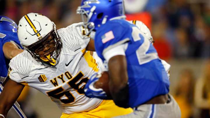 Davern, defense help Air Force beat Wyoming 31-17