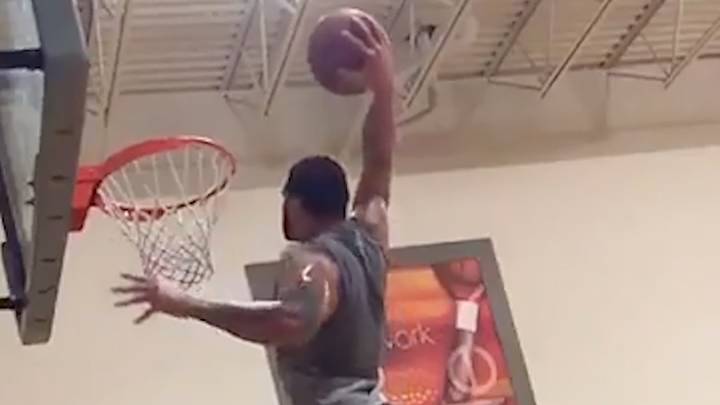 Watch Bucs WR Mike Evans show off his basketball skills