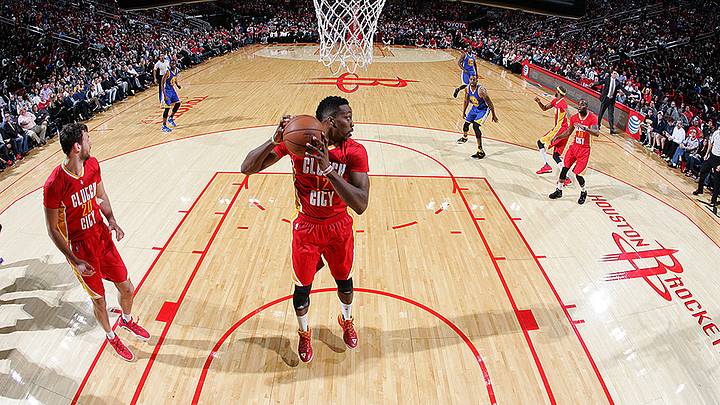 Watch: Dwight Howard pass hits woman in the face Watch: Dwight Howard pass hits woman in the face