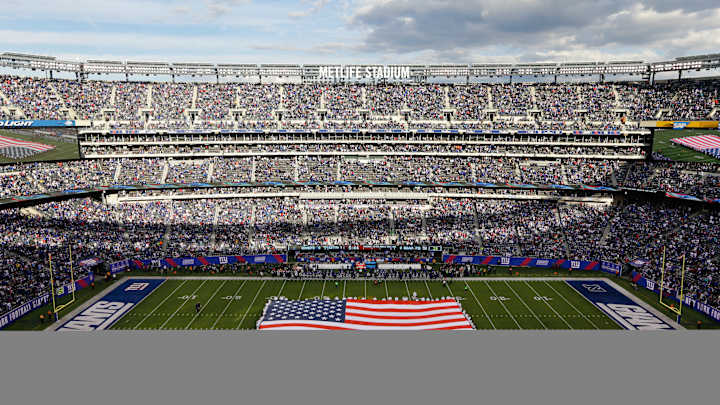 Ex-Cowboys star Morgan has heart attack at Giants game, dies