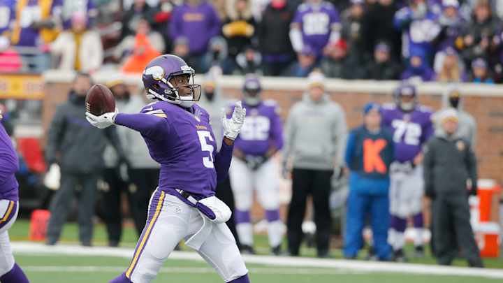 Vikings QB Teddy Bridgewater surprises fan, takes her to prom