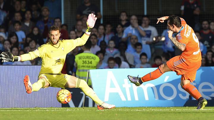 Alcacer, Parejo score two goals apiece to lead Valencia over Celta