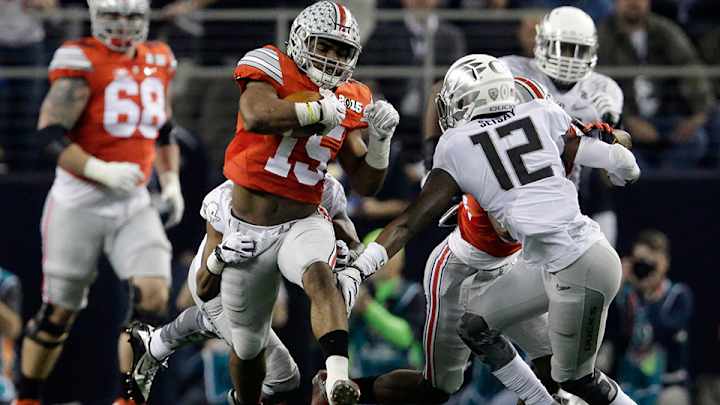 Watch: Ezekiel Elliott TD run pulls Ohio State even with Oregon