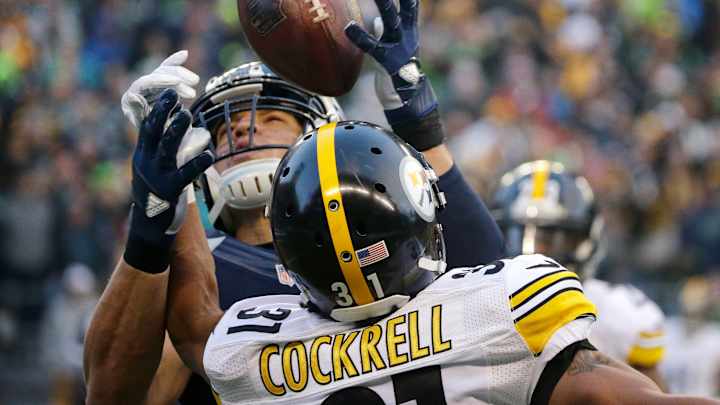 Seattle TE Jimmy Graham leaves on cart with right leg injury