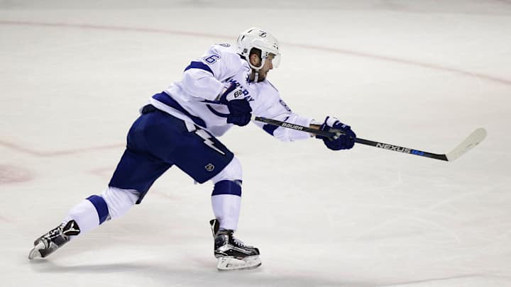 Kucherov's 2 goals lead Lightning past Sharks, 4-3