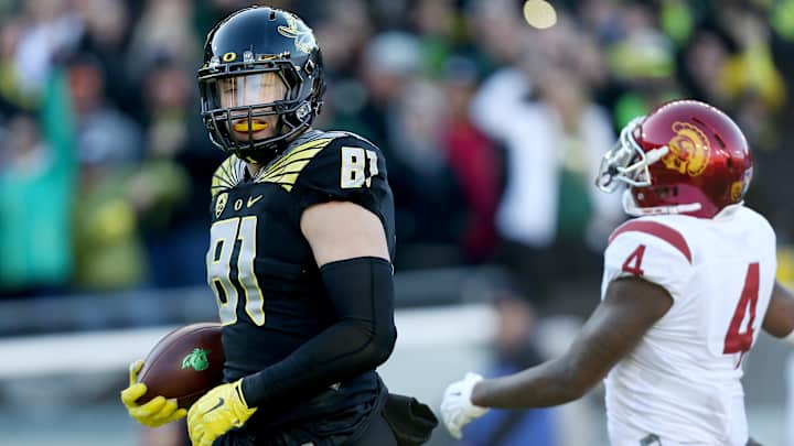 Adams throws for 6 TDs and Oregon beats USC 48-28 Adams throws for 6 TDs and Oregon beats USC 48-28