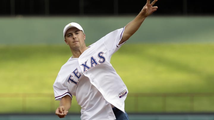 Golfers Jordan Spieth, Zach Johnson take their competition to the ballpark
