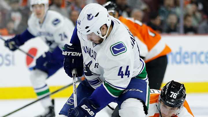 Mason makes 36 saves in Flyers 2-0 win over Canucks