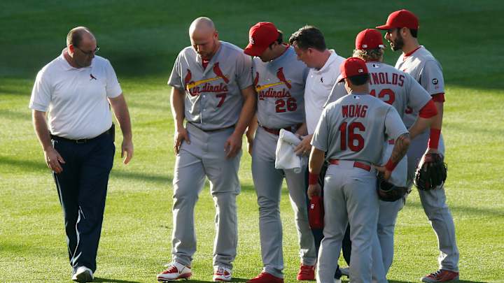 Cardinals' Holliday leaves Rockies game with leg injury