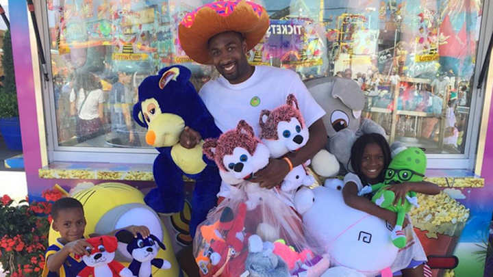 Gilbert Arenas dominates basketball games at county fair, wins all prizes Gilbert Arenas dominates basketball games at county fair, wins all prizes
