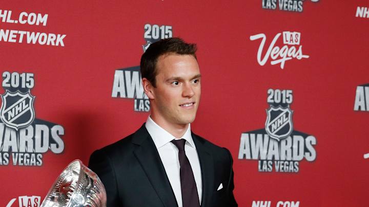 Chicago's Jonathan Toews wins Messier Leadership Award