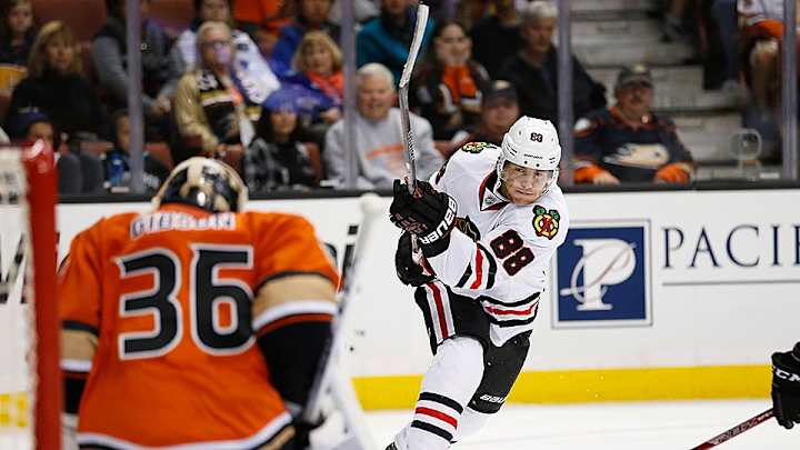 Blackhawks score twice in last two minutes, win in overtime vs. Ducks