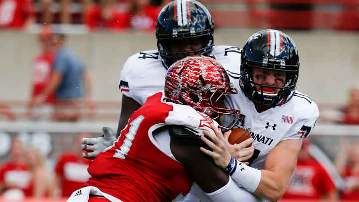 Freshman Moore rallies Cincinnati over Miami (Ohio) 37-33