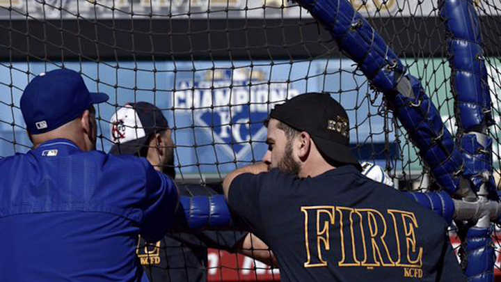 Royals pay tribute to Kansas City firefighters during workout