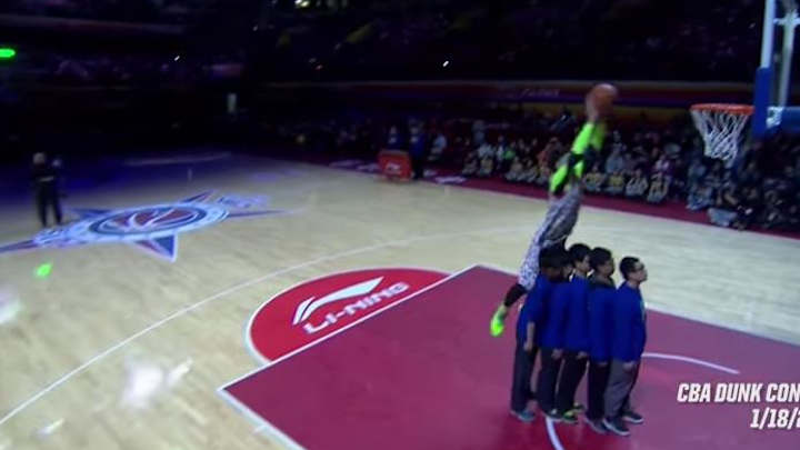 Chinese basketball player tries to dunk over five people, fails gloriously Chinese basketball player tries to dunk over five people, fails gloriously