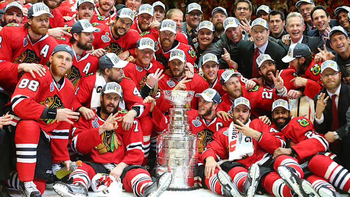 Blackhawks raise Stanley Cup banner before season opener