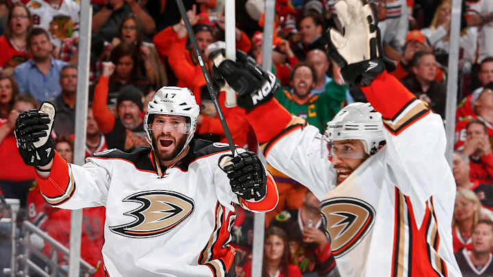 Ducks score three goals in 37 seconds against Blackhawks