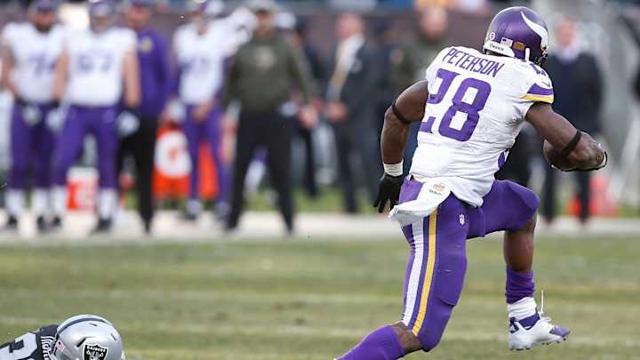 Peterson helps Vikings run past Raiders 30-14