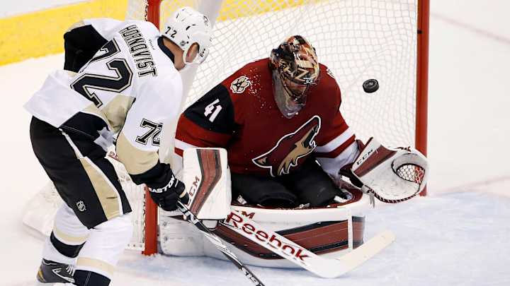 Smith has 27 saves in Arizona's 2-1 win over Pittsburgh Smith has 27 saves in Arizona's 2-1 win over Pittsburgh