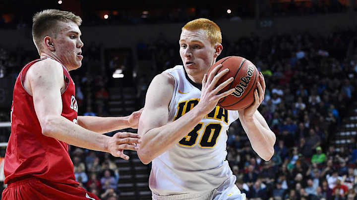 Aaron White pushes Iowa past Davidson in dominating performance