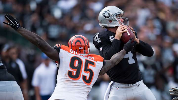 Carr returns to Raiders practice despite hand injury Carr returns to Raiders practice despite hand injury