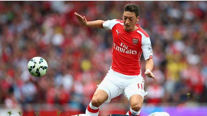 Arsenal midfielder Mesut Ozil returns to training after knee injury